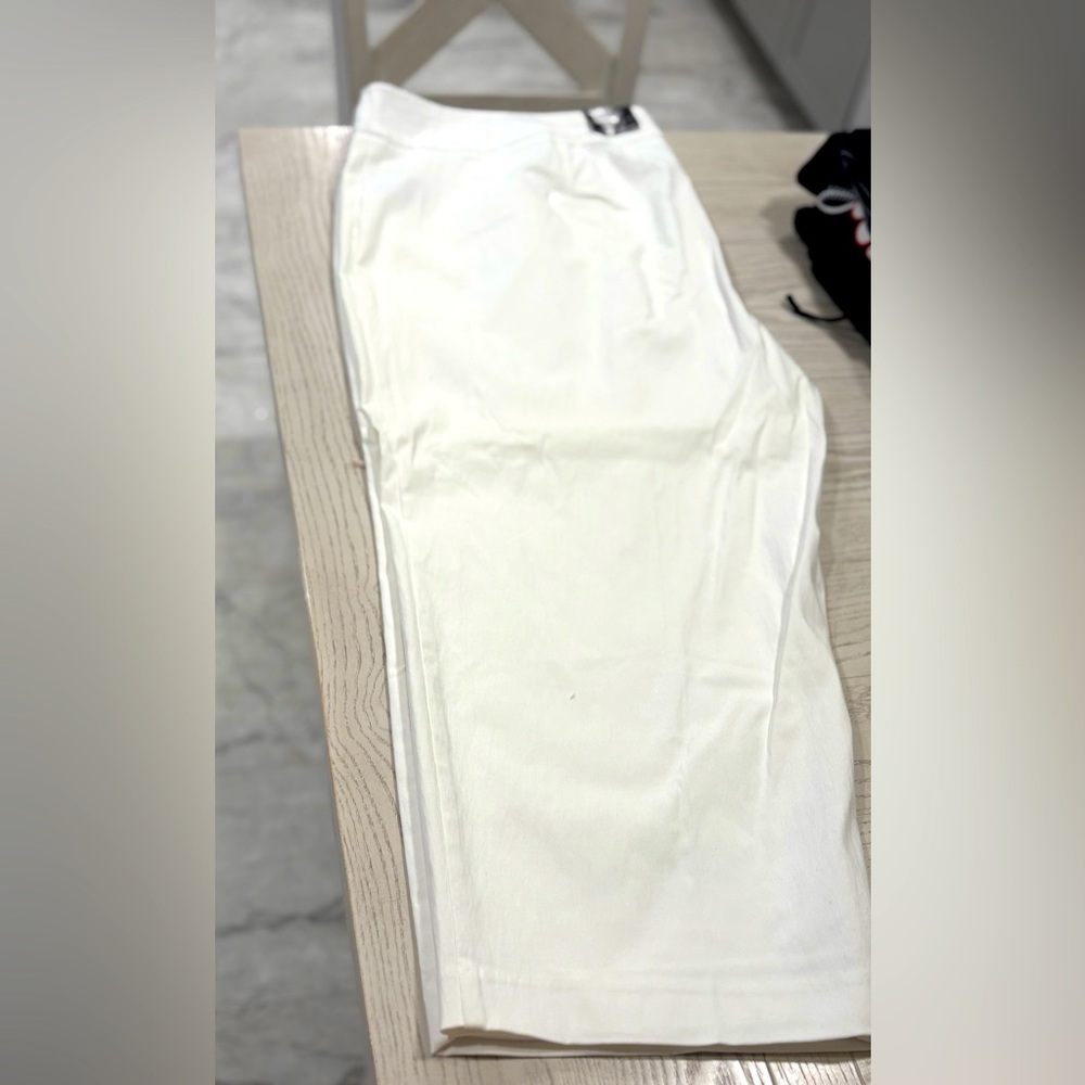 NWT Alfani white Womans Capris. Size 26W
Never worn. From smoke free home
